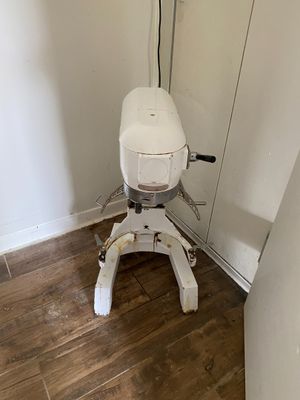 des toilettes situées dans un coin d'une pièce au sol en parquet
