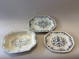 trois assiettes bleues et blanches posées sur une table