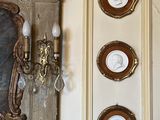 Il y a beaucoup d'assiettes accrochées au mur dans cette pièce