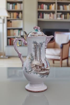 un vase posé sur une table devant une bibliothèque