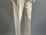 mannequin vêtu d'une veste violette et d'un pantalon blanc