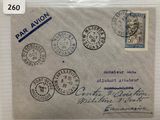 une vieille enveloppe couverte de timbres, posée sur une table