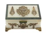 une boîte blanche ornée de motifs dorés sur le dessus