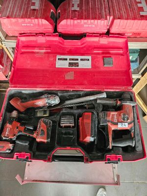 une caisse à outils rouge avec des outils sur le sol