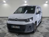 la camionnette blanche est garée dans une grande pièce au sol en damier