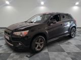une photo d'une Toyota RAV noire garée dans un garage