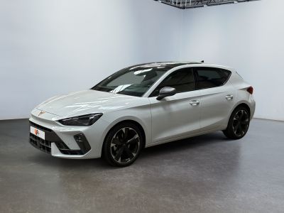 Une voiture blanche est garée dans une pièce blanche au sol noir.