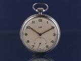 une montre de poche en argent posée sur une surface bleue