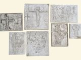 plusieurs morceaux de pierre présentant des gravures sur une surface blanche