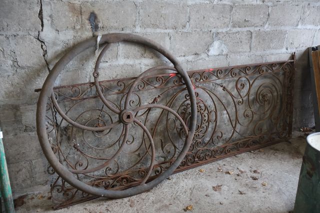 Roue et grille en fer forgé