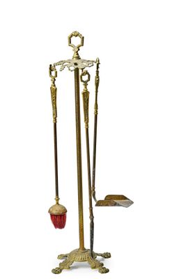 une image représentant un ensemble de trois balais et une brosse posés sur un support