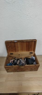 une boîte en bois contenant tout un tas d'objets