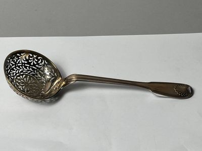 Une cuillère à saupoudrer en argent du modèle doubles filets… - Photo 1