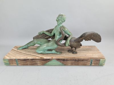 statue en bronze représentant une femme et un écureuil, posée sur un socle en bois
