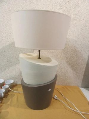 une lampe posée sur une table