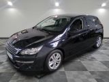 la photo d'une voiture noire garée sur un sol en damier