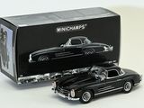 une maquette de voiture noire devant une boîte