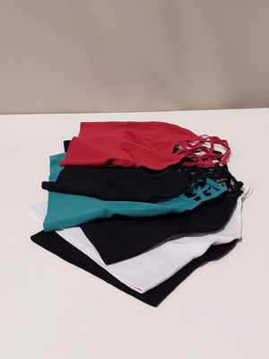 quatre paires de sous-vêtements empilées les unes sur les autres sur une table