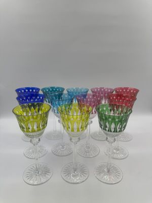 six verres à vin de couleurs et de motifs différents posés sur une surface blanche