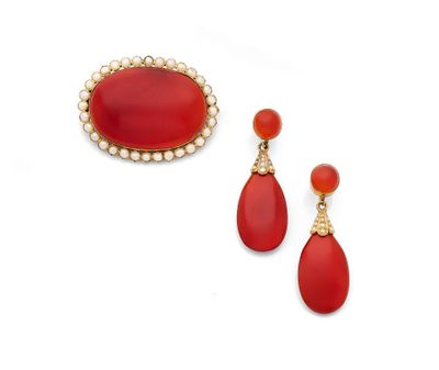 une paire de boucles d'oreilles en corail, perles et or