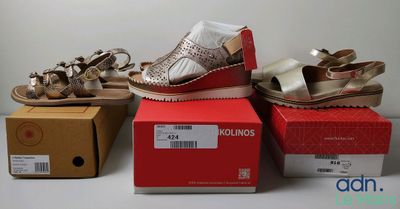 trois paires de chaussures pour femmes posées sur des cartons, les unes à côté des autres