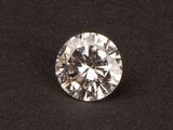 un diamant rond taille brillant sur un fond noir