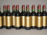 un groupe de bouteilles de vin posées sur une table