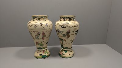 deux vases posés sur une table