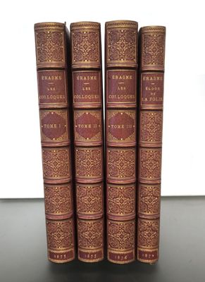 cinq vieux livres posés les uns à côté des autres sur une table