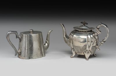 deux théières en métal argenté et une cafetière en métal argenté