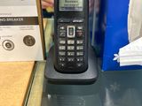 un téléphone posé sur une table devant une boîte