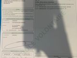 une feuille de papier sur laquelle figure l'image d'une personne tenant un téléphone portable