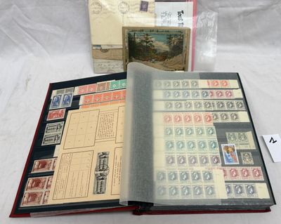 un livre avec des timbres, posé sur une table