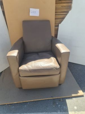 Fauteuil en cuir beige, article d’occasion.