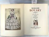 un livre ouvert avec le dessin d'une femme en robe