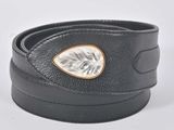 un gros plan sur une ceinture en cuir noir dotée d'une boucle argentée