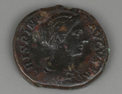 une vieille pièce de bronze à l'effigie d'un homme