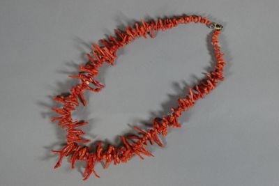 COLLIER en corail. Longueur : 46 cm.