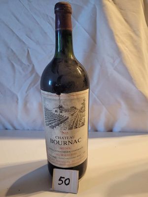 une bouteille de vin posée sur une table, avec une étiquette de prix