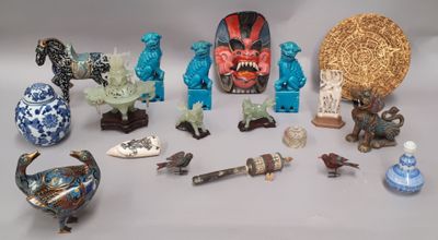 de nombreuses figurines de formes et de tailles variées sur la table