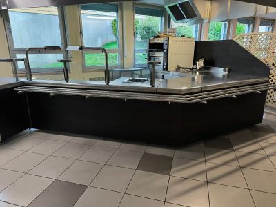 une photo d'une cuisine équipée d'un grand plan de travail