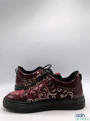gros plan d'une paire de chaussures sur une surface blanche