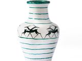 un vase blanc orné d'un motif noir et vert