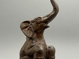statue représentant un éléphant tenant un éléphanteau dans sa trompe