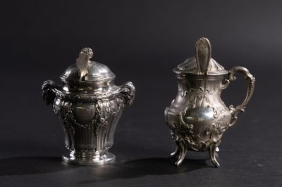 paire de sucriers et poivriers plaqués argent sur fond noir