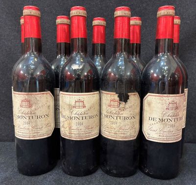 six bouteilles de vin rouge alignées sur une table