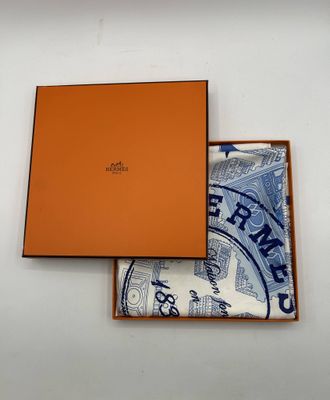 une boîte orange contenant une paire de chaussettes