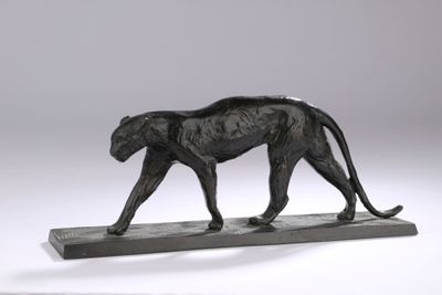 sculpture représentant une panthère noire sur un socle en marbre