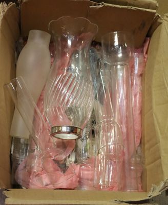 une boîte en carton contenant plusieurs verres à vin vides
