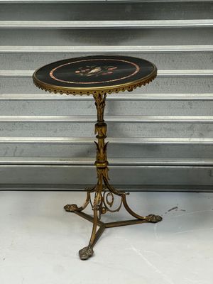 une petite table sur laquelle se trouve une horloge